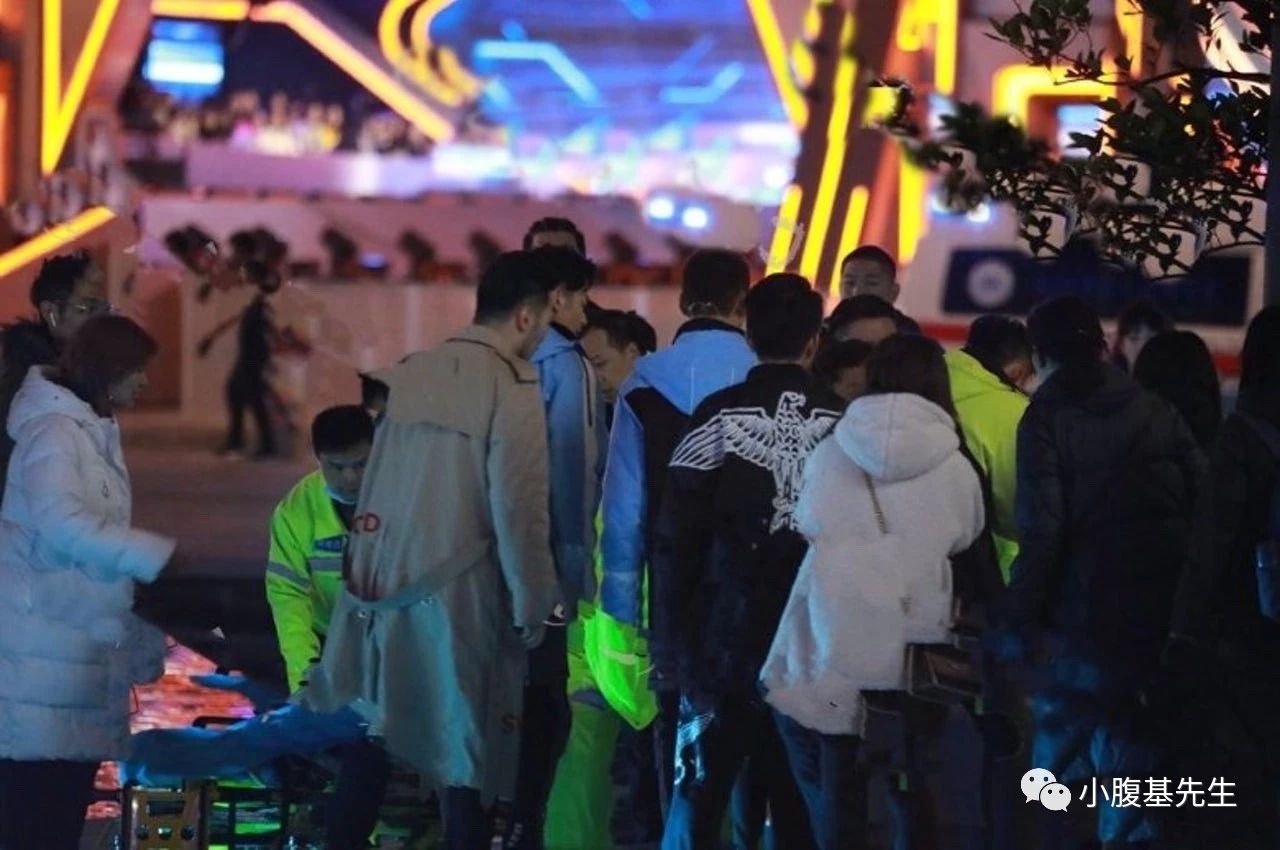 现场工作人员即时为高以翔进行急救