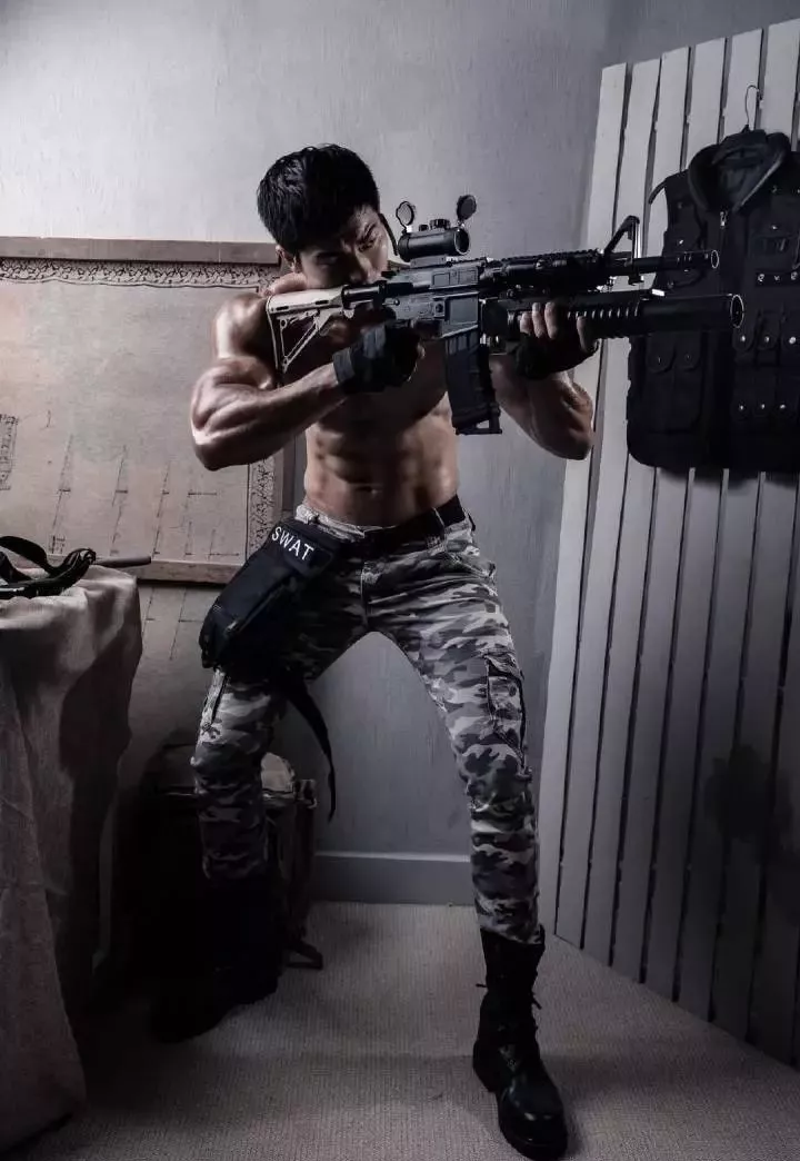 古铜肤色肌肉男